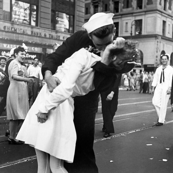 Kissing the War Goodbye in Times Square